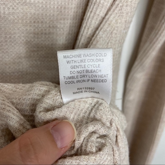 Jane & Delancey Cream Thermal Sharkbite Hem Blouse - Picture 5 of 9